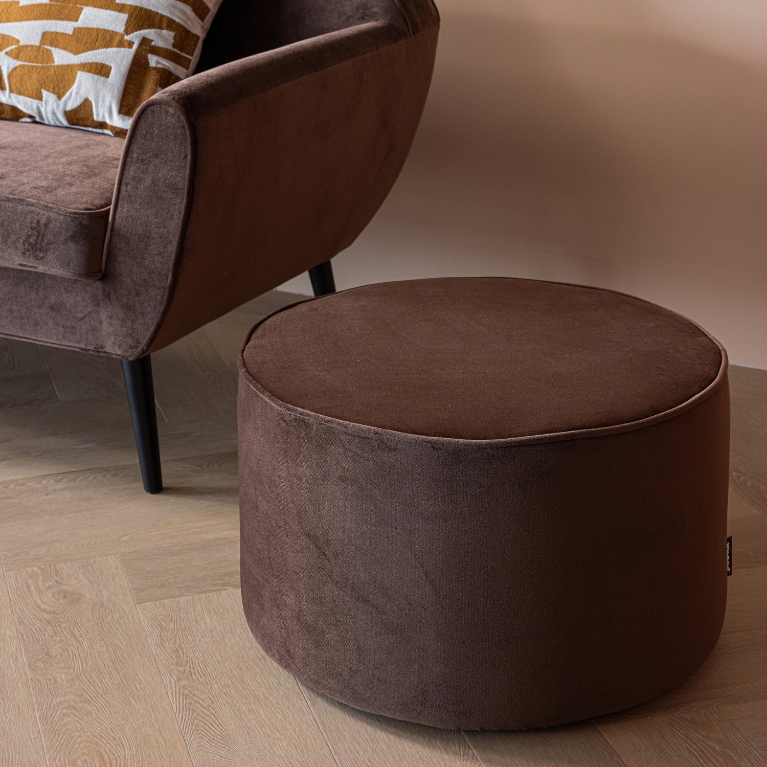 SARA POUF LOW 36xO60 CM VELVET DARK BROWN [fsc]