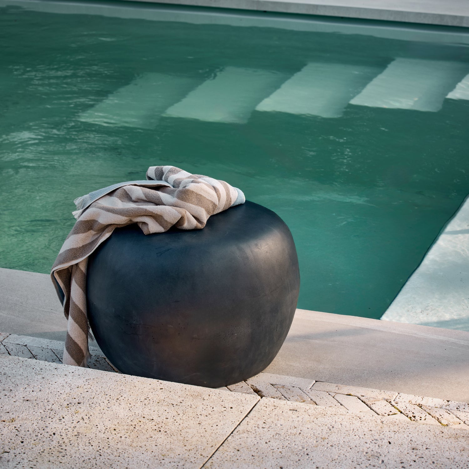 PEBBLE SIDE TABLE ANTHRACITE 35xO50