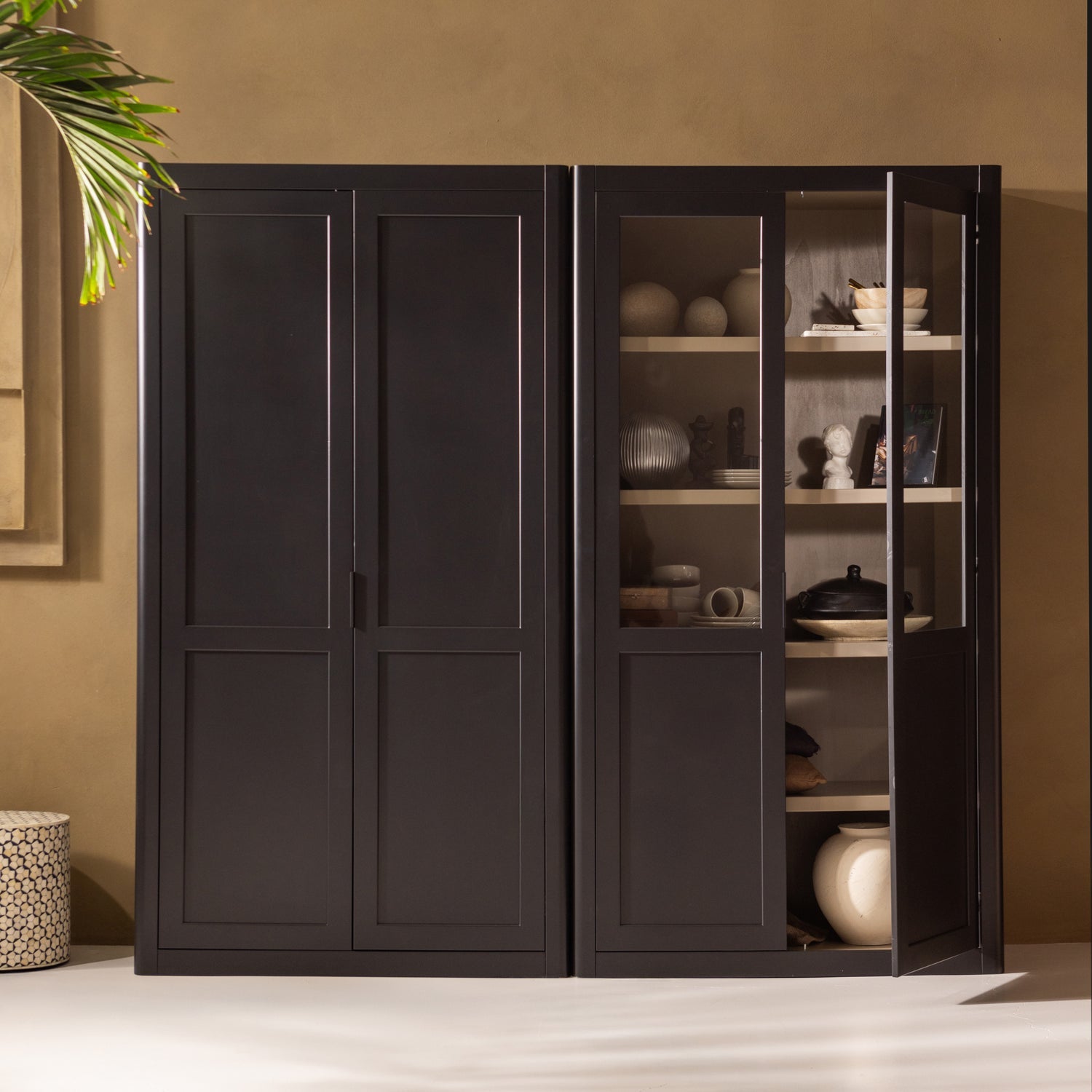 GUNNAR SHOWCABINET PINE MATT BLACK [fsc]