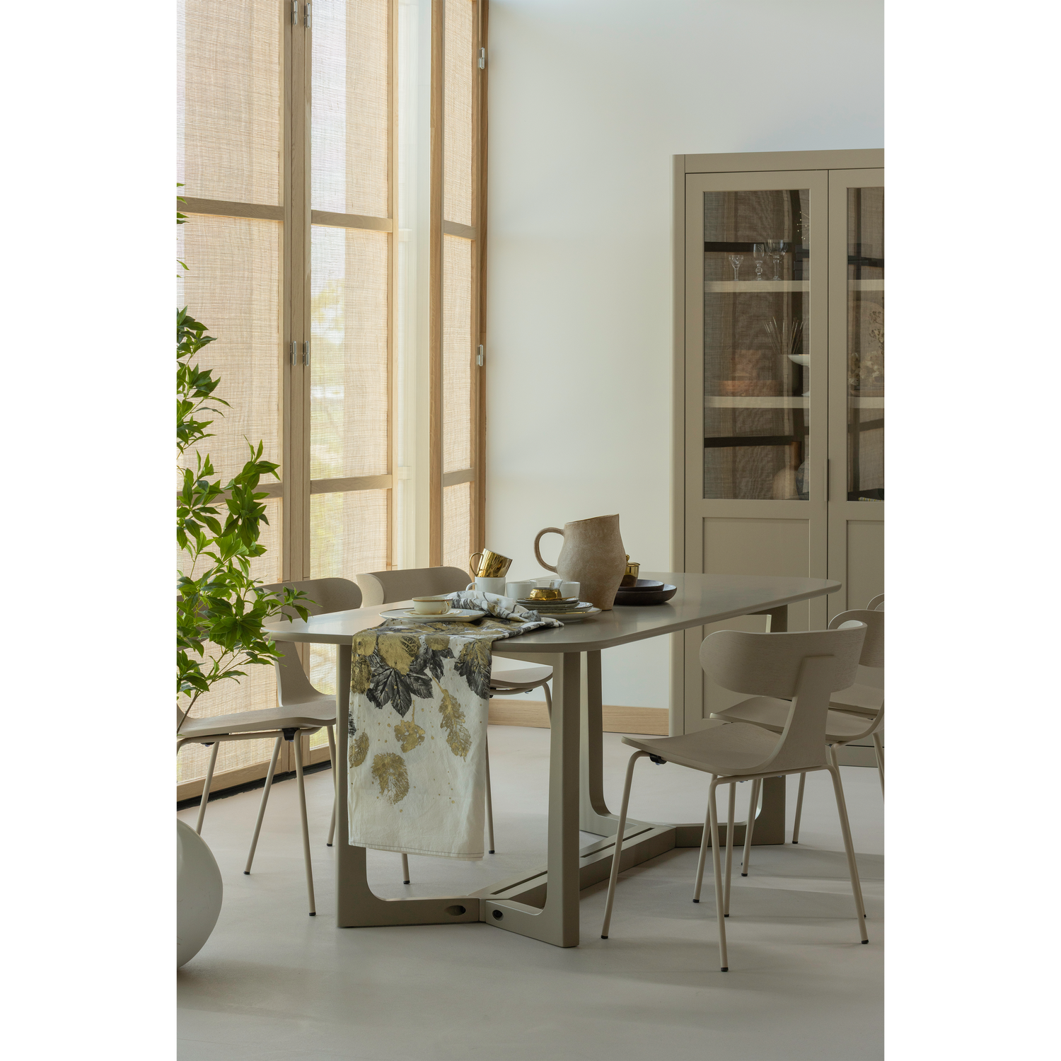 FORM WOODEN CHAIR WITH METAL LEGS SAND