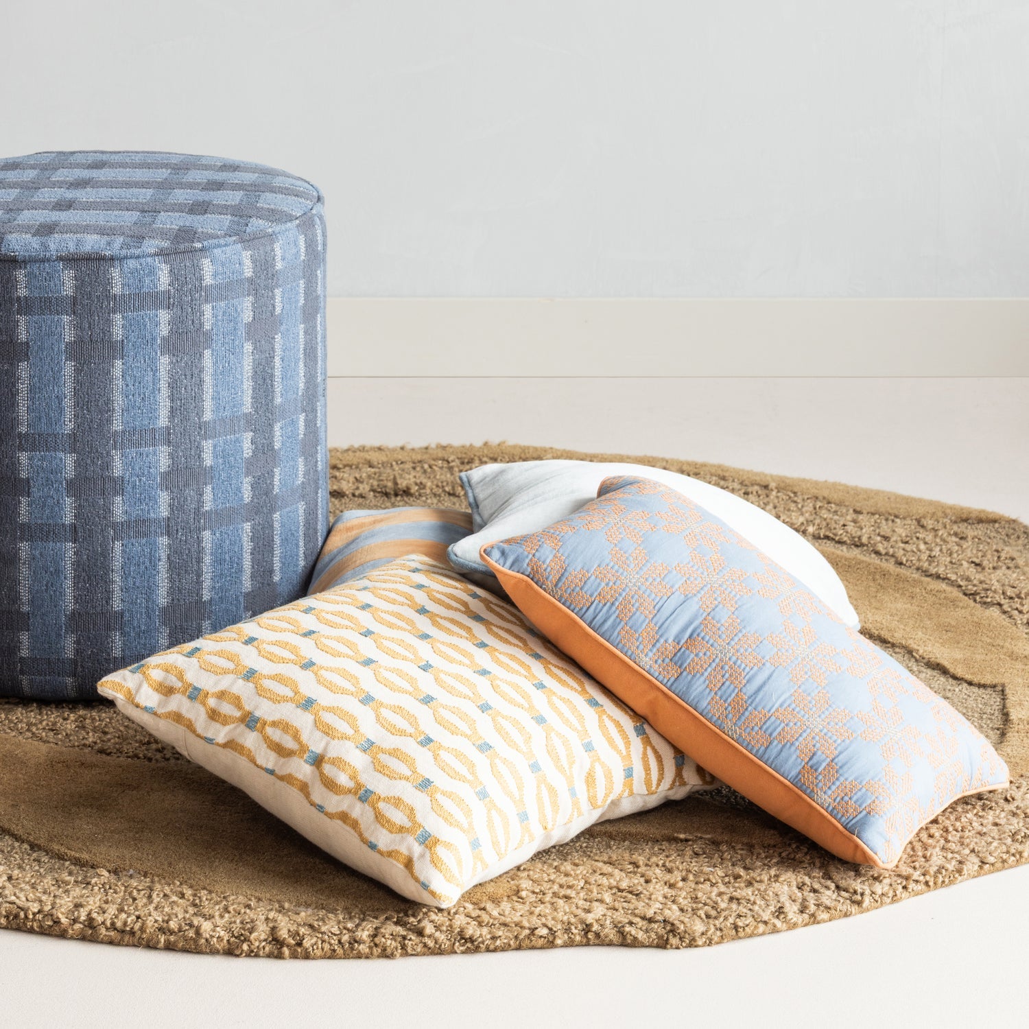 SARLI POUF HIGH CHENILLE GREY/BLUE [fsc]