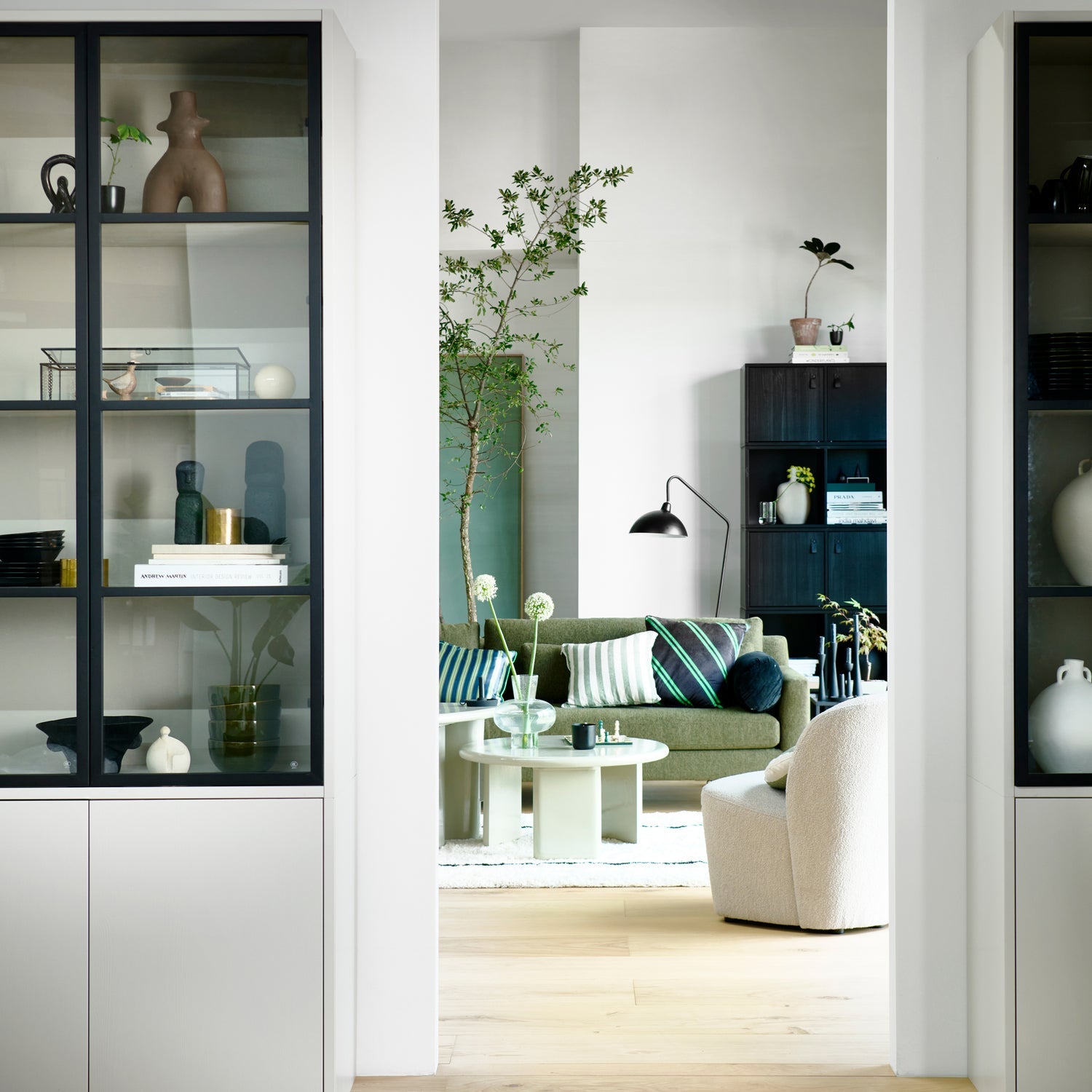 BASIC 4-DRS DISPLAY CABINET PINE MIST [fsc]